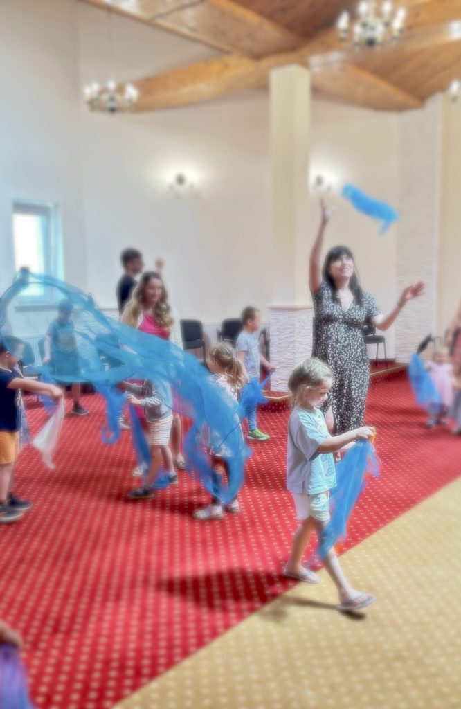 Børn leger med musik og bevægelse i rytmikundervisning i Slangerup