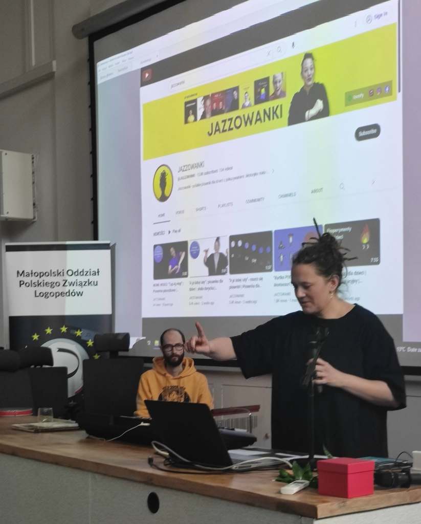 Magdalena Maduaka leder en musikalsk workshop for fagpersoner med fokus på sang, rytme, bevægelse og metodisk arbejde med piosenker for børn.
